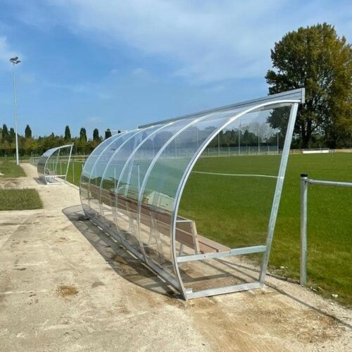 Dugout voetbal model 150 86 Dug-out model DO150 in d e5 meter uitvoering. Locatie Antwerpen. Deze fraaie aluminium dug-out is leverbaar vanaf een lengte van 3 meter (6 zitplekken) en ook met kuipstoeltjes in kleur.